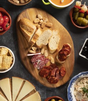 celebracion del dia mundial de la tapa con snacks