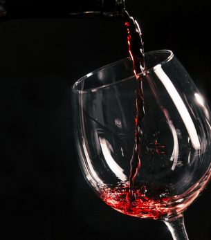 primer plano de vino vertiendo en vidrio