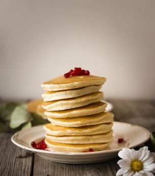 torre de panqueques de vista frontal con semillas de granada