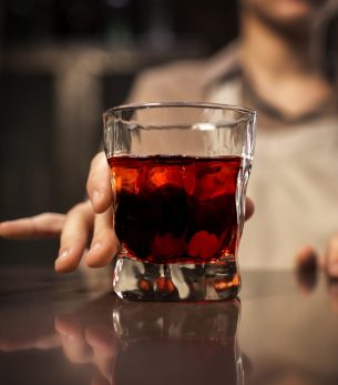 vista frontal mujer trabajando como bartender